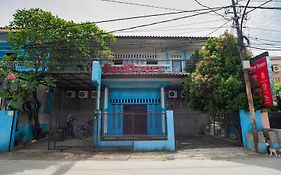 RedDoorz Syariah near Margonda Raya